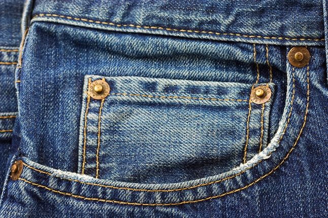 Швейная фурнитура: какая подходит для джинсовой ткани и как стирать изделия с декоративными элементами и аксессуарами